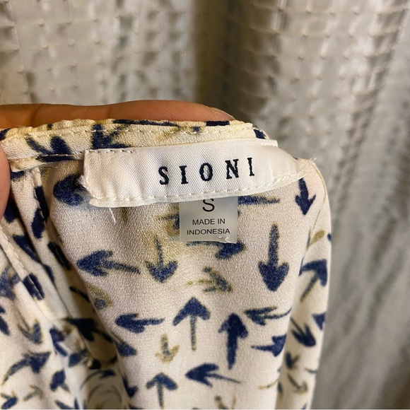 Sioni Blouse with Arrows and Pleated 3/4 Sleeves Small - Picture 5 of 6